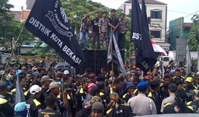 
					LSM GMBI Kota Bekasi menggeruduk Kantor Dinas Bina Marga dan Sumber Daya Air (BMSDA) Kota Bekasi.