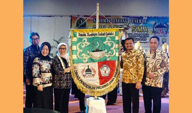 
					Kadisdik Jabar, Dewi Sartika (dua kiri) saat pembukaan Aksi Karakter Siswa Indonesia (Galaksi) di Sumedang.