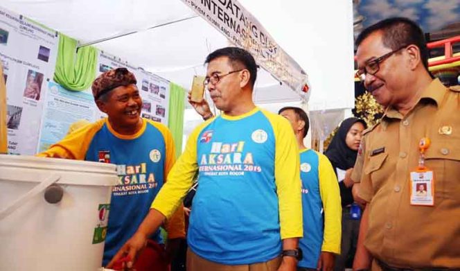 
					Suasana HUT Hari Aksara Internasional di Transmart Yasmin, Kecamaan Tanah Sereal, Kota Bogor.