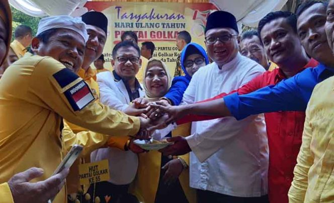 
					Para elit parpol sedang berpegangan tangan di HUT ke-55 Golkar.