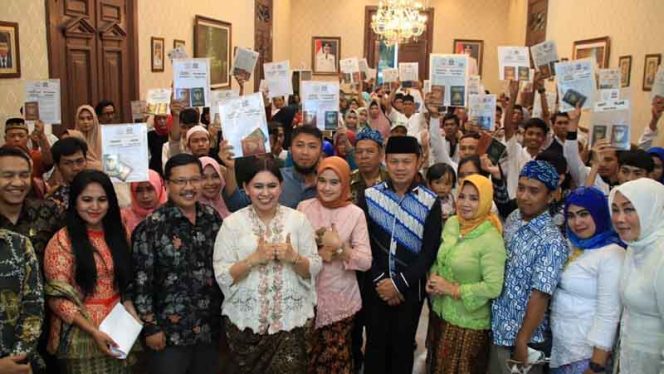 
					Puluhan pasangan suami istri (pasutri) mengikuti itsbat dan nikah massal yang digagas Kerukunan Warga Bogor (KWB) Kota Bogor, di Balai Kota Bogor