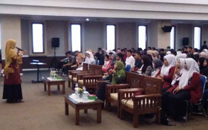 
					Kepala DPAPMK Kota Depok, Nessi Annisa Handari sedang memberikan materi terkait KLA.