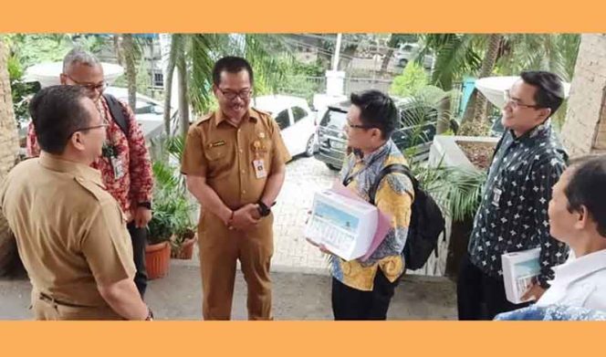 
					Tim Monitoring KPK disambut Kadisdik Kota Bogor, Fahrudin saat mengunjungi SDN Polisi 1 dan SMPN 7.