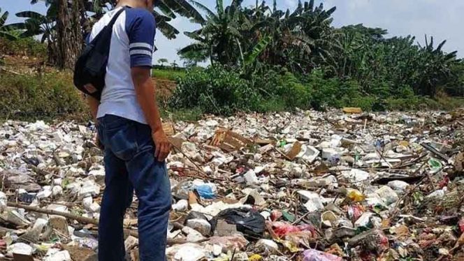 
					Penumpukan sampah di Kali Jambe yang luar biasa sampai memenuhi sepanjang sungai.