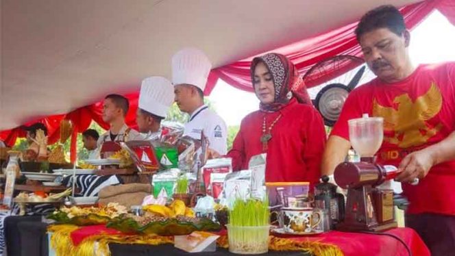
					Wakil ketua HKTI Kabupaten Bogor Saptariani, saat menunjukkan produk kopi gunung salak cap Kujang, kepada Bupati Bogor Ade Yasin, diacara Food Festival Tradisional yang dilaksanakan di Lapangan Bumi Tegar Beriman, Minggu (17/11/2019). (Foto : Andi Ahmad)