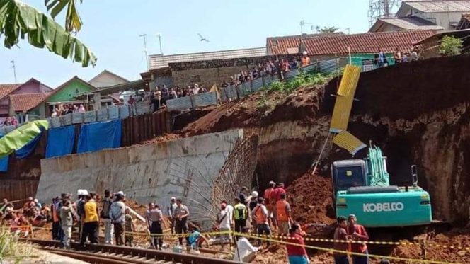 
					Longsornya Proyek Double Track Rel Kereta Api Bogor-Sukabumi.