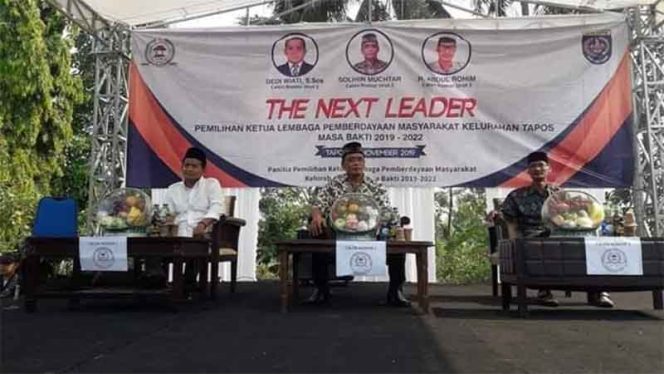 
					H. Abdul Rohim (kanan) meraih suara terbanyak dalam pelaksanaan pemilihan Ketua LPM Kelurahan Tapos, Minggu (10/11/2019).