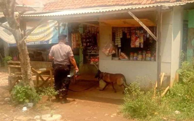 
					Petugas kerahkan anjing pelacak untuk mencari jejak pelaku. 