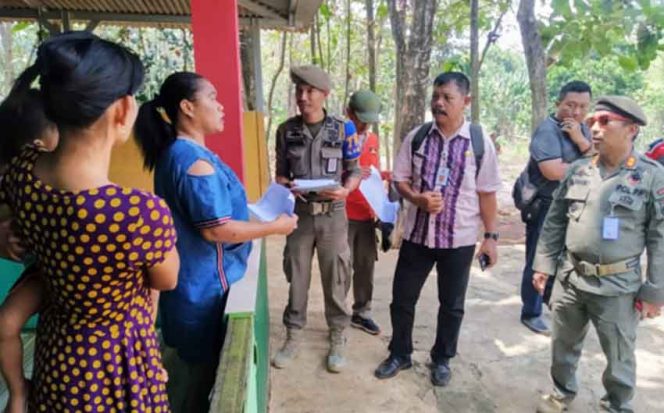 
					Petugas Satpol PP menyerahkan surat pemberitahuan terkait pembogkaran.