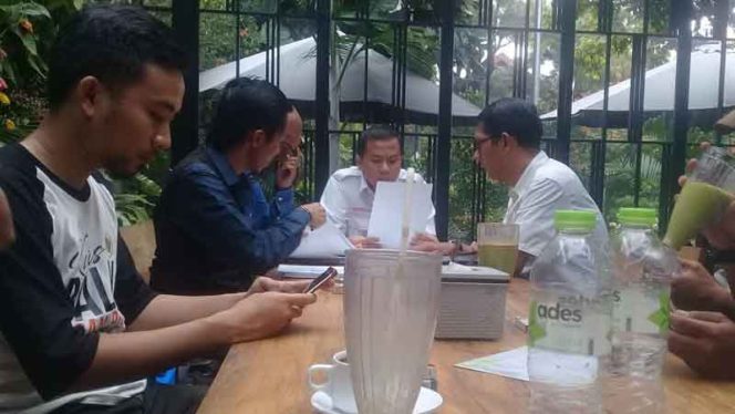 
					Kuasa Hukum Warga Laporkan  Cakades Cadas Ngampar.