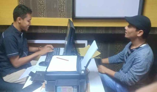 
					Yudhi H.W (kanan) salah seorang wartawan online melaporkan Lurah Pekayon Jaya, Rahmat Jamhari.