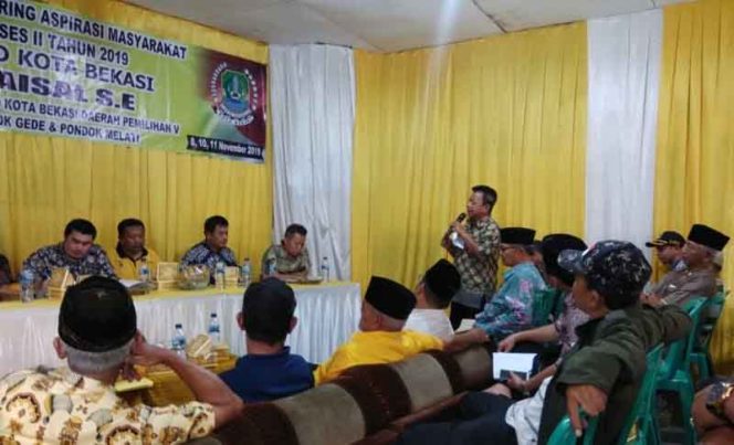 
					Ratusan warga penghuni rumah di Komplek Essence Park Jati Cempaka, Pondokgede merasa tertipu oleh pengembang.