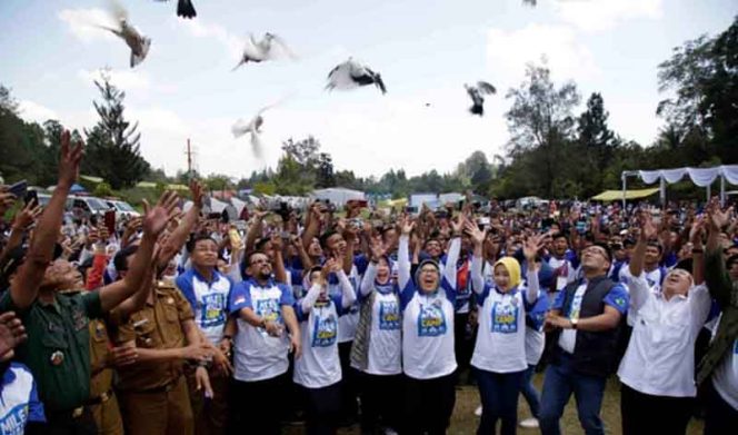 
					Pelepasan burung merpati ke alam bebas di acara Milineal Camp 2019 di Bumi Perkemaahan Cibodas, Kabupaten Cianjur.