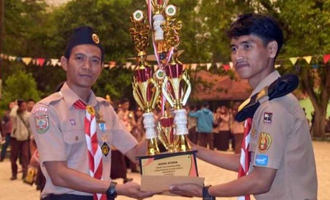 
					Panitia Lomba Bakaprida ke-V menyerahkan piala bagi sang juara.