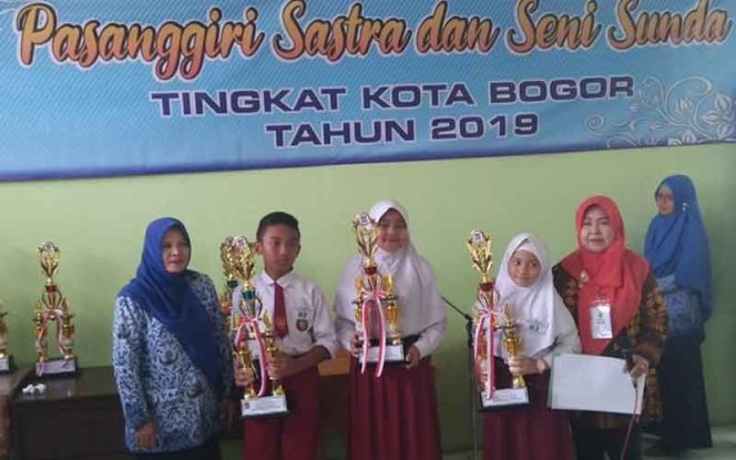 
					Suasana Lomba Pasanggiri tingkat SD dan SMP di SMPN 11, Jalan Sempur, Kecamatan Bogor Tengah.