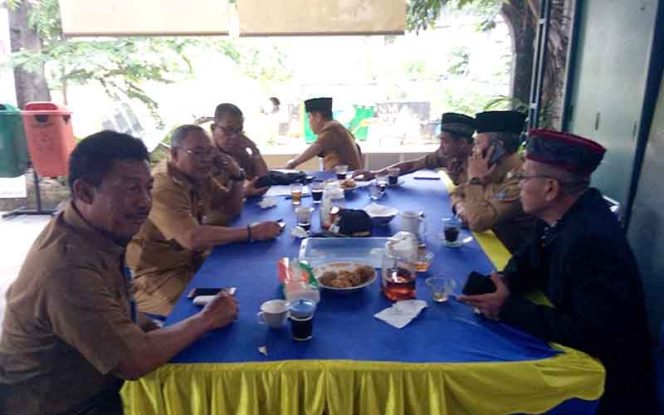 
					Usai rapat peringatan Maulid Nabi Muhammad SAW 1441 H yang diselenggarakan hari ini,  aparatur pemerintah  Kecamatan Sawangan  diskusi.