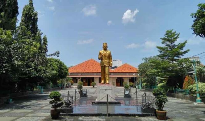 
					Gedung Mohammad Hoesni Thamrin adalah sebuah museum sejarah perjuangan kemerdekaan Republik Indonesia yang berada di Jalan Kenari II No. 15, Jakarta Pusat. (Foto: Ist)
