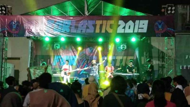 
					Pagelaran musik yang bertajuk STIFORLASTIC di roof top Revo Town Bekasi.