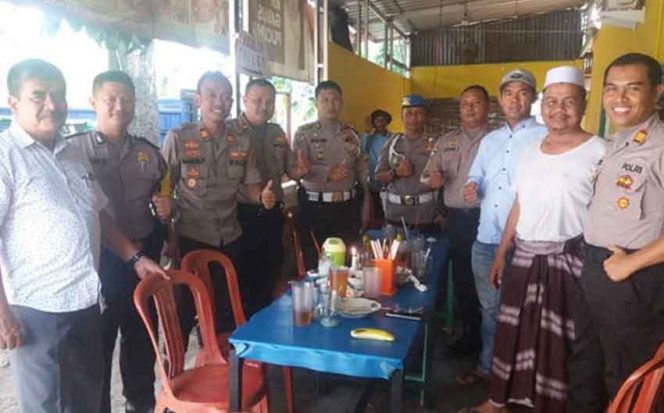 
					Jajaran Polsek Cimanggis tengah ngeriung di kediaman warga.