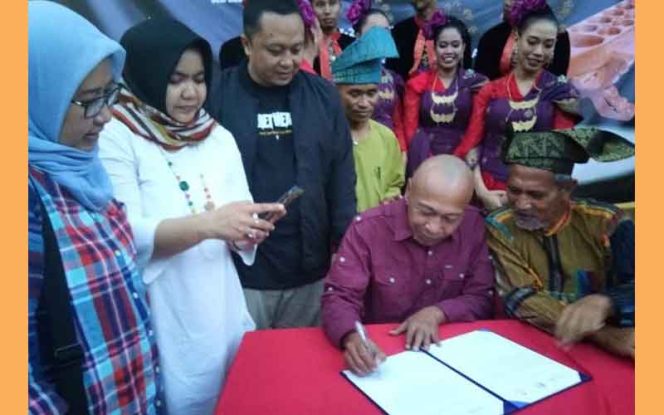 
					Ketua Badan Promosi Pariwisata Daerah (BPPD) Kabupaten Bogor, Zaenal Syafrudin saat penandatanganan nota kesepahaman PHM.