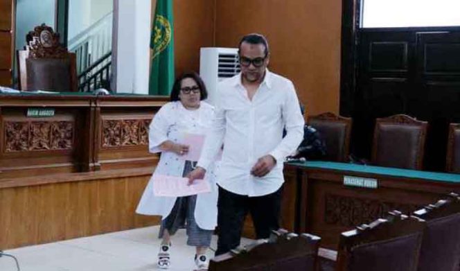 
					Nunung dan suaminya Iyan ditangkap polisi atas dugaan penyalahgunaan narkoba jenis sabu-sabu.