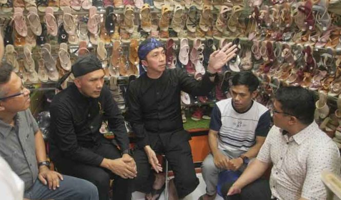 
					Pemkot Bogor dengan memasukan pedagang kaki lima (PKL) ke dalam Blok A Pasar Kebon Kembang.