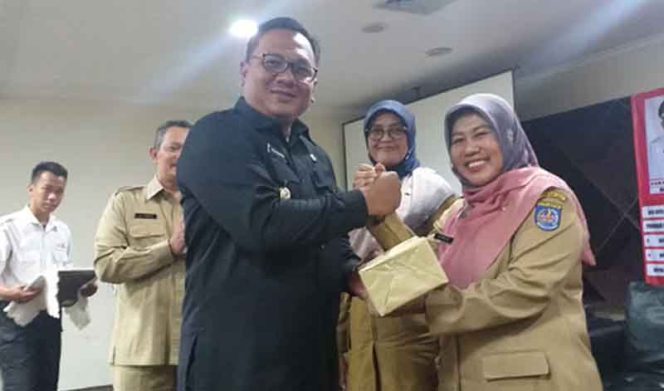 
					Wakil Walikota Depok Pradi Supriatna membagikan paket amplop kepada Kepala BKD Kota Depok, Nina Suzana saat Pencanangan Bulan Dana PMI tahun 2019 di Aula Perpustakaan Balaikota Depok