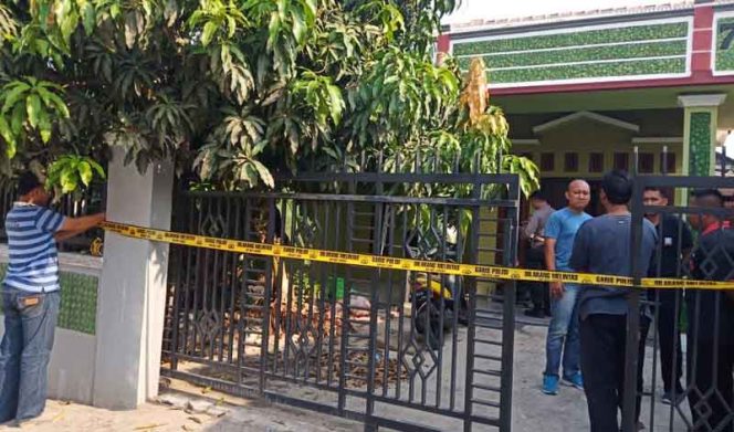 
					Kampung Tanggul Jembatan Serong RT 01/11, Desa Pantaimakmur, Kecamatan Tarumajaya, Kabupaten Bekasi digegerkan dengan penemuan mayat perempuan dalam sebuah rumah