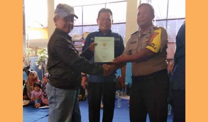 
					Lurah Pasir Putih, Ahmad Rivai (dua kanan) menyaksikan penyerahan sertifikat tahap awak di aula Kelurahan Pasir Putih.