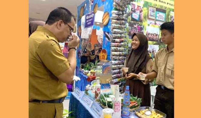 
					Fahrudin, Kadisdik Kota Bogor sedang mencoba karya siswa dalam pameran di Bogor. 