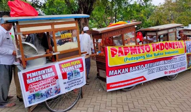 
					Sedikitnya 1000 mangkok bakso secara gratis diberikan oleh Paguyuban Pedagang Mie dan Bakso (PAPMISO) kepada 50 anggota DPRD Kota Bekasi.