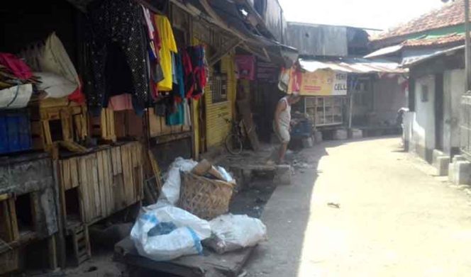 
					Kondisi pasar Kemirimuka dijadikan rumah tinggal, sehigga tampak kumuh.
