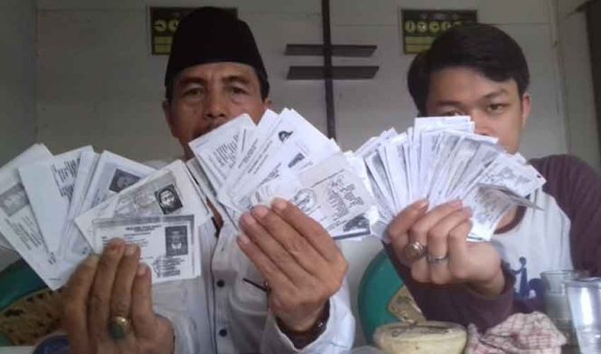 
					Pedagang Pasar Kemirimuka memperlihatkan foto copy KTP sebagai bentuk dukungan deklarasi eksekusi pasar.