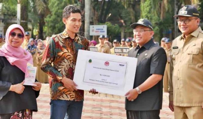 
					Wali Kota Depok, Mohammad Idris menyerahkan piagam pengharagaan kepada pelaku UMKM.