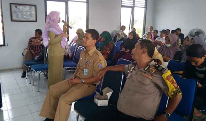 
					Suasana pembinaan RW Ramah Anak di Kelurahan Serua, Kecamatan Bojongsari. Tampak Bhabinkamtibmas menghadiri kegiatan tersebut.