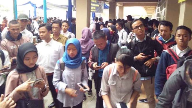 
					Bursa kerja mini yang diselenggarakan di SMK Al Hasra, Kelurahan Bojongsari Baru, Kecamatan Bojongsari, baru-baru ini.