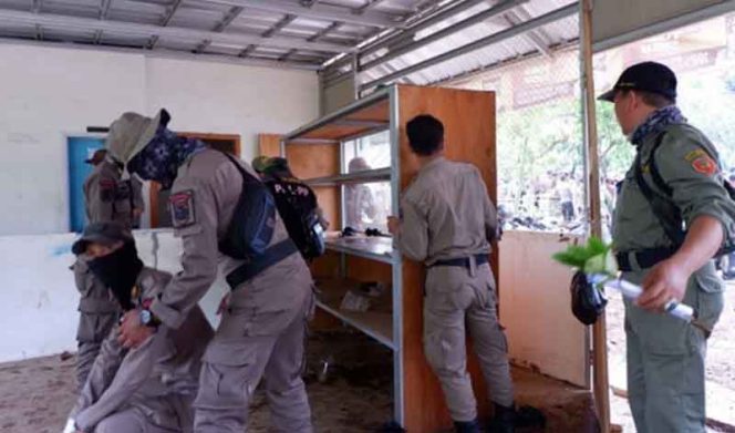 
					Satpol PP tengah melakukan penertiban di lahan UIII di Kawasan Pemancar RRI, Cimanggis, Kota Depok.