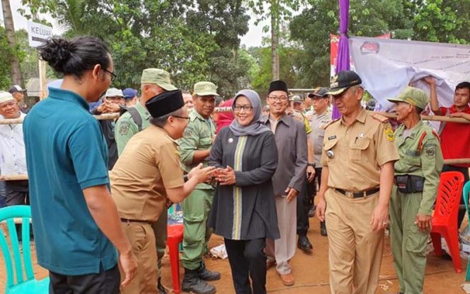 
					Bupati Bogor, Ade Yasin saat melakukan monitoring Pilkades Serentak 2019.
