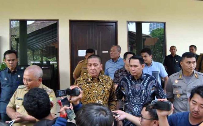 
					Walikota Bekasi Rahmat Effendi akhirnya menggelar konferensi pers dan mengatakan permasalahan tersebut sudah dapat diselesaikan dengan pihak Indomart sebagai pengusaha.