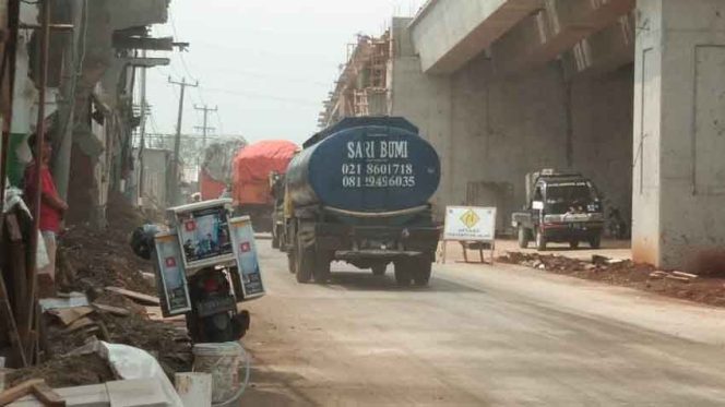 
					Pengendara bermotor mengeluhkan banyaknya debu akibat adanya proyek pembangunan flyover.