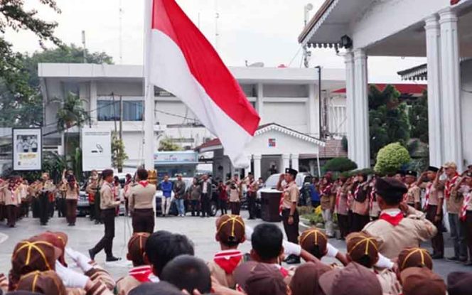 
					Suasana gelar senja di Plaza Balai Kota Bogor. Kegiatan diselengarakan Kwarran Pramuka Bogor Barat.