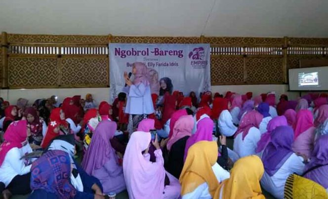 
					Elly Farida, Ketua PKK Kota Depok memberikan materi dalam ngobrol bareng di Herbal Insani di kawasan Kelurahan Duren Seribu, Kecamatan Bojongsari. 