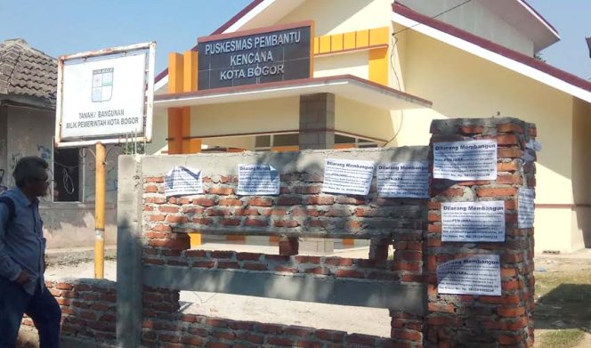 
					Seperti terlihat di sekeliling pagar terpampang sejumlah kertas yang di tempel yang bertuliskan 