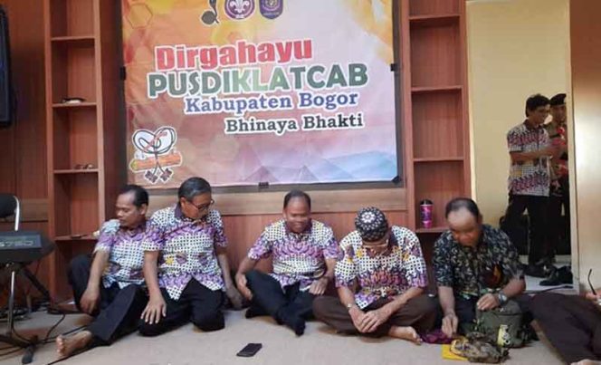 
					Pengurus Pusdiklatcab Pramuka saat merayakan HUT ke-53 di Graha Pandu, Jalan Segar Cibinong, Kabupaten Bogor.