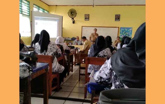 
					Kabid Pendidikan SD,  Disdik Kota Bogor, Maman Suherman sedang memberikan pengarahan dalam sosialisasi BOS, di SDN Gunung Batu 2.
