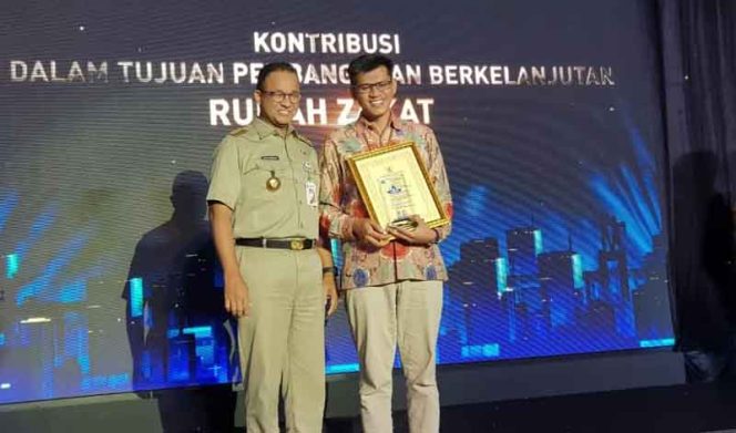 
					Chief Marketing Officer Rumah Zakat, Irvan Nugraha, menerima penghargaan ini langsung dari Gubernur DKI Jakarta, Anies Baswedan.