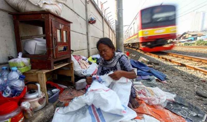 
					Pemulung yang menaru barang rongsokan di sepanjang sejajar rel kereta. (Foto: Istimewa)
