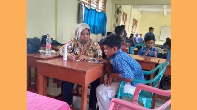 
					Pelayanan kesehatan yand dilakukan petugas Puskesmas Harjamukti di salah satu SDN di Harjamukti.