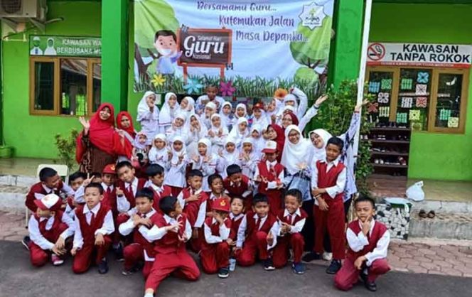 
					Siswa SDIT Al Fatih foto bersama guru saat HUT ke-74 PGRI dan Hari Guru.