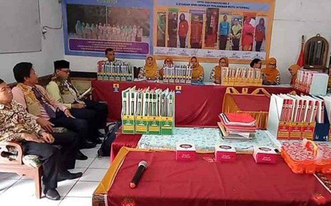 
					Suasana akreditasi di SDN Pondok Cina 2 di kawasan Kelurahan Kemirimuka,Kecamatan Beji.